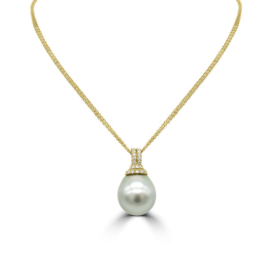 Gold Pendant with Pearl and Diamonds